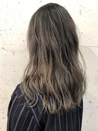 ミディアム カラー 360°キレイな ショートカットのヘアスタイル