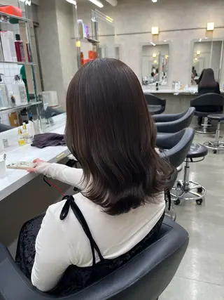 セミロング 寒色/ベージュヘア ブリーチありMiOのヘアスタイル
