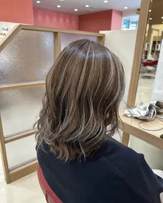 ミディアム カラー フェザー/波巻き 雫石大夢のヘアスタイル