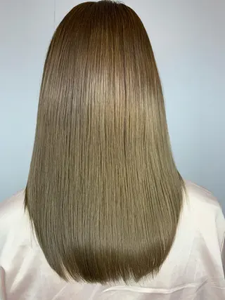 ミディアム カラー トップ スタイリストのヘアスタイル