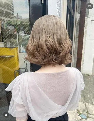 カラー ショート 紺野 愛美のヘアスタイル