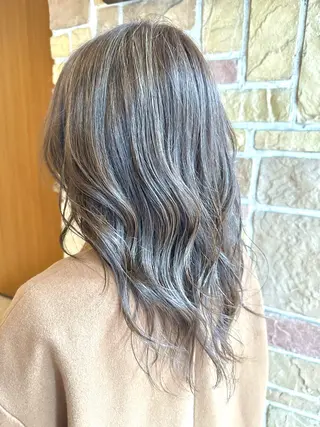 カラー 川本 芹奈のヘアスタイル