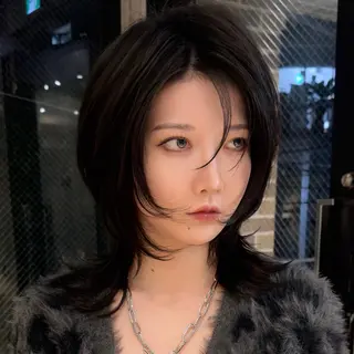 ミディアム ウルフ/レイヤー/ ブリーチカラーのヘアスタイル