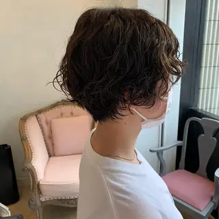 ショート パーマ SAKINO. ベージュカラーのヘアスタイル