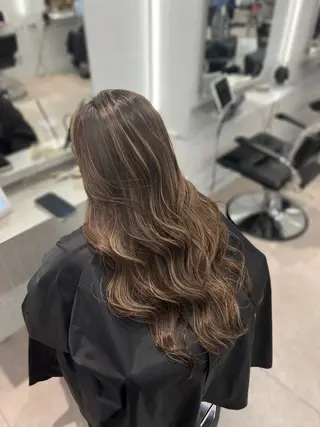 ロング ハイトーン デザインカラーのヘアスタイル