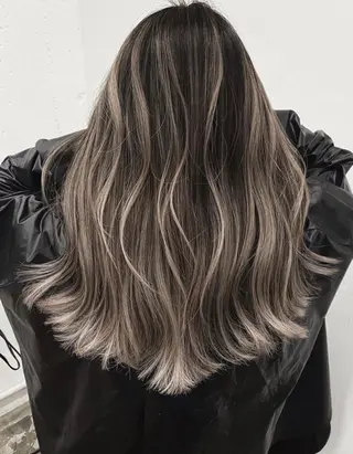 ロング カラー ササ キのヘアスタイル