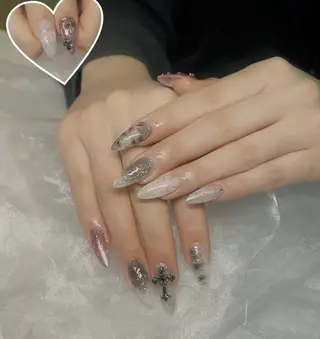 ネイル Hin Nailsのネイルデザイン
