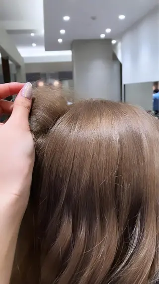ロング カラー サキ🤍ハイトーン 🩰くびれ巻きヘアのヘアスタイル