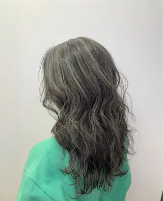 セミロング カラー 🌟小顔レイヤー× 赤み消し透明感カラーのヘアスタイル