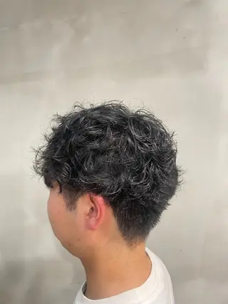 ショート パーマ メンズ 新妻 宥人のヘアスタイル