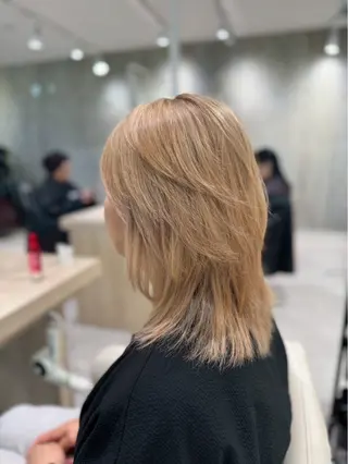 ミディアム カラー 萩野 秋華のヘアスタイル