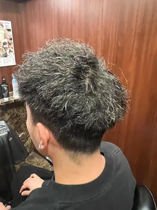 ミディアム パーマ メンズ 猪井 明のヘアスタイル