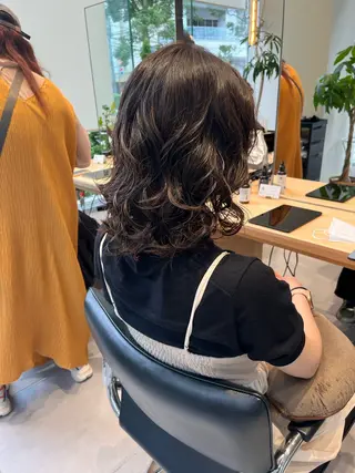 ミディアム パーマ ミオ💎ショート 透ける暗髪のヘアスタイル
