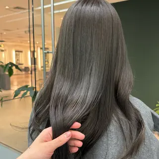 ロング カラー ひなた あゆみのヘアスタイル