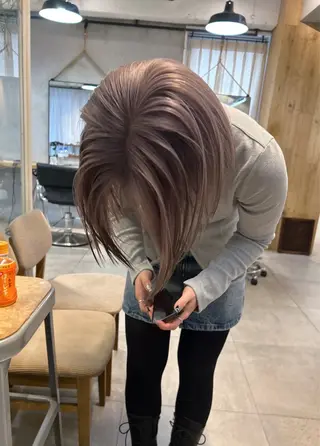 ミディアム カラー ハイトーンボブ 前田 表参道　グレージュのヘアスタイル