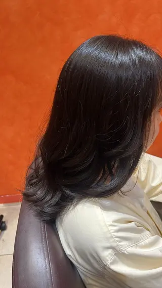 セミロング 岡﨑 怜奈のヘアスタイル