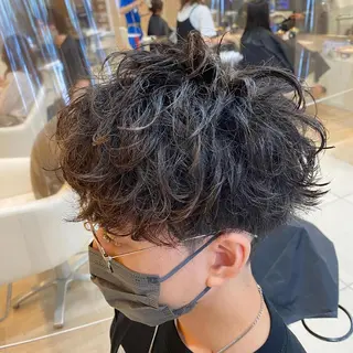 ショート パーマ メンズ 塩谷黎✨イルミナ カラーメンズパーマ✨のヘアスタイル
