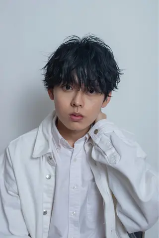 ショート パーマ メンズ 韓国メンズヘア/ 毛流れヘア　須田龍世のヘアスタイル