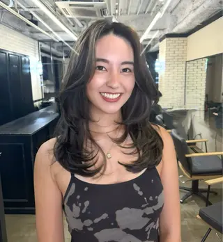 セミロング カラー 🌟小顔レイヤー× 赤み消し透明感カラーのヘアスタイル
