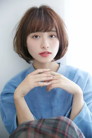 ショート カラー 韓国🇰🇷レイヤー カットオリーブカラーのヘアスタイル