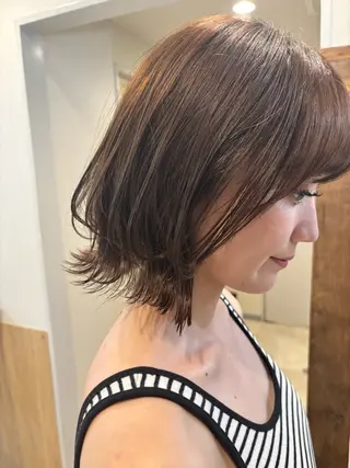 セミロング レイヤー・カット モデル・透明感カラーのヘアスタイル