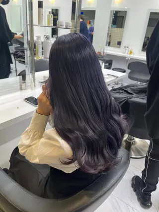 ロング 寒色/ベージュヘア ブリーチありMiOのヘアスタイル