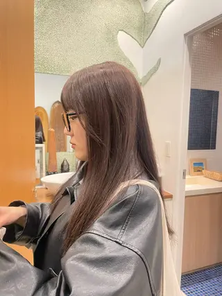 ロング カラー 柿坂 華のヘアスタイル