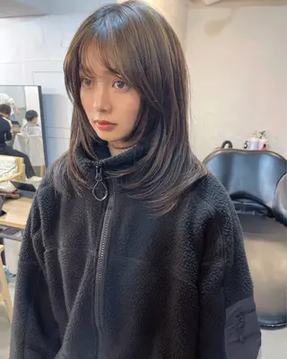 ミディアム カラー STAND所属・レイヤー　べージュ 白石研太のヘアスタイル