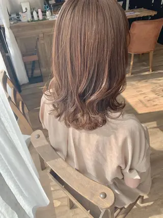 ミディアム カラー いけだ　ひかり ハイライトくびれヘアのヘアスタイル