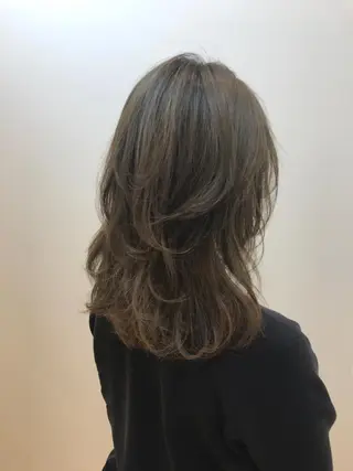 セミロング カラー 湯浅 了一のヘアスタイル