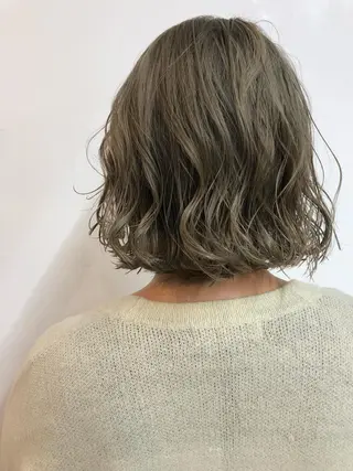 ミディアム カラー 360°キレイな ショートカットのヘアスタイル