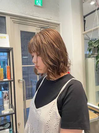 ミディアム パーマ ミルクティー× グレージュMOMOのヘアスタイル