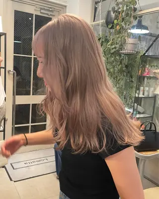 ロング カラー ミルクティー× グレージュMOMOのヘアスタイル