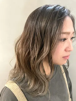 ミディアム カラー ハイライトが 得意なニキです😊のヘアスタイル