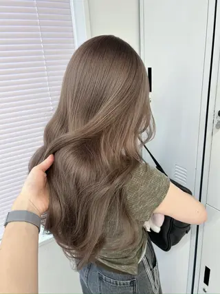 ロング カラー 💍透明感 💖艶ミルクティーのヘアスタイル