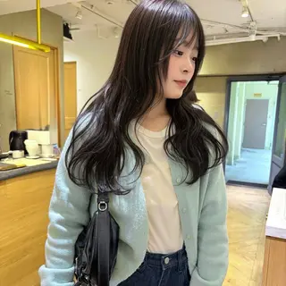 ロング レイヤーカット🐩 透明感カラー モカのヘアスタイル