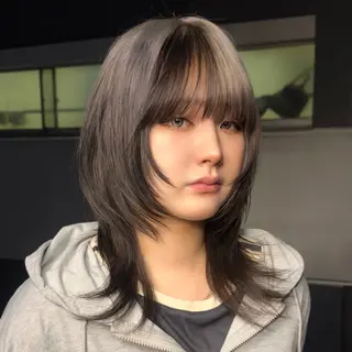 セミロング ウルフ/レイヤー/ ブリーチカラーのヘアスタイル