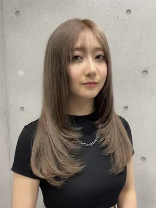 ロング ✨レイヤー/柔らかベ ージュ青山✨のヘアスタイル