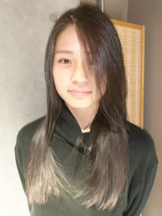 ロング カラー yiye shioriのヘアスタイル