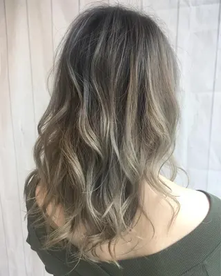 セミロング カラー neolive emのヘアスタイル