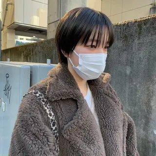 ショート カラー SAKINO． ベージュカラーのヘアスタイル
