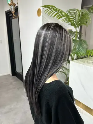 ロング 韓国風 白髪ぼかし NAOTOのヘアスタイル
