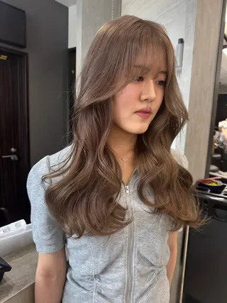 セミロング カラー 赤みなしオリーブ ハイトーン×レイヤーのヘアスタイル