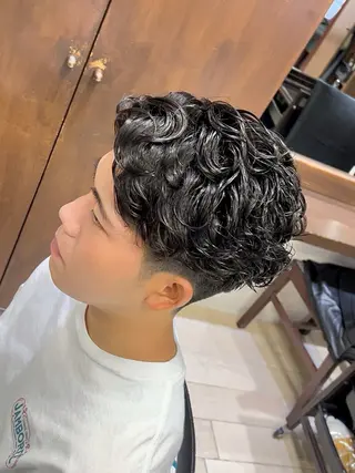 ショート パーマ メンズ 佐藤 拓未のヘアスタイル