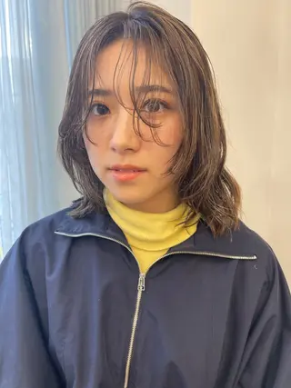 ミディアム カラー 💓パーマ，💗 レイヤーカットのヘアスタイル