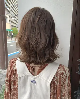 ミディアム カラー 西村 美羽のヘアスタイル