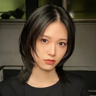ミディアム ウルフ/レイヤー/ ブリーチカラーのヘアスタイル