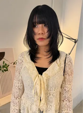 ミディアム カラー MIU/ルーツカラー 顔まわりレイヤーのヘアスタイル