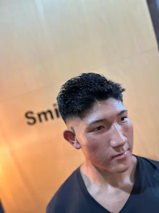ショート メンズ フェードとパーマ特化 小池 魔裟斗のヘアスタイル