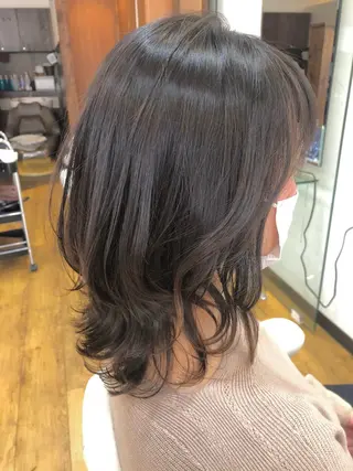 ミディアム 根岸 真奈美のヘアスタイル